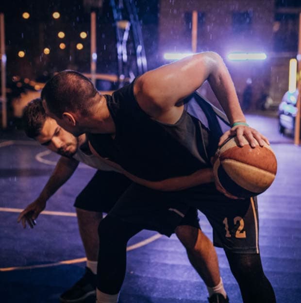 Skeniraju se tijela dvojice muškarca koji igraju košarku, a zatim se prikazuju izraženije